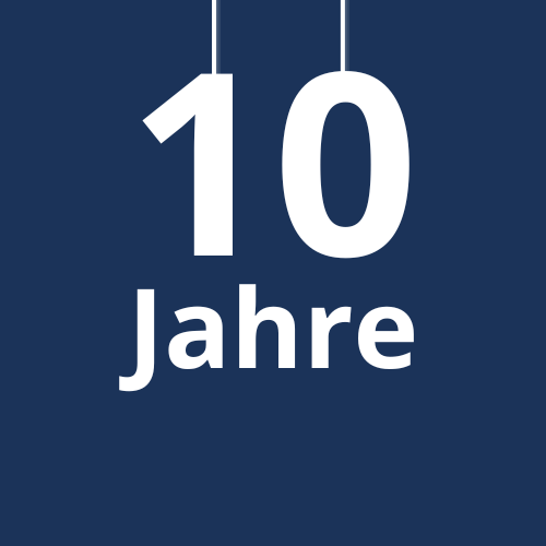 Die Zahl 10 hängt von oben herab. Logo für 10 Jahre Mitgliedschaft beim Deutschen Übungsfirmenring.