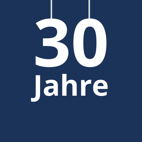 Die Zahl 30 hängt von oben herab. Logo für 30 Jahre Mitgliedschaft beim Deutschen Übungsfirmenring.