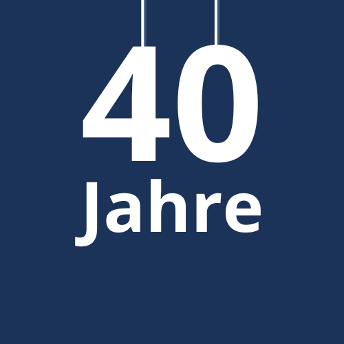 Die Zahl 40 hängt von oben herab. Logo für 40 Jahre Mitgliedschaft beim Deutschen Übungsfirmenring.