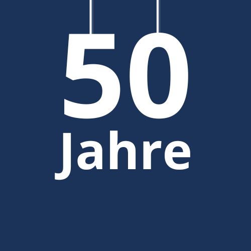 Die Zahl 50 hängt von oben herab. Logo für 50 Jahre Mitgliedschaft beim Deutschen Übungsfirmenring.